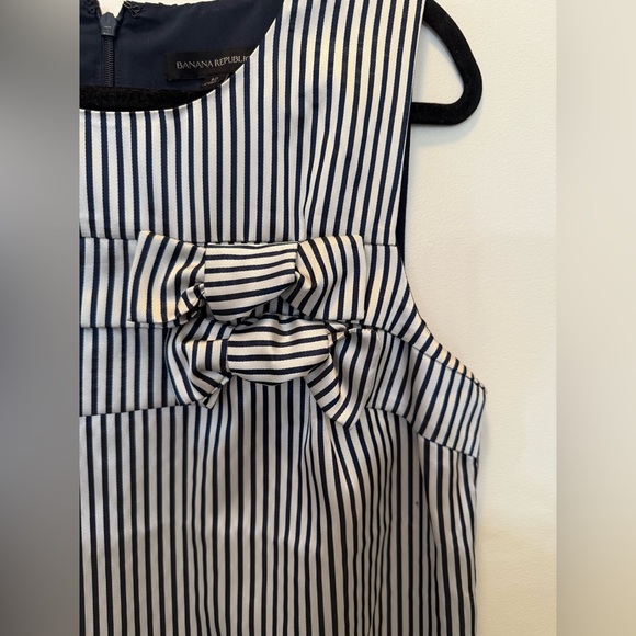 NWT‎ Banana Republic Navy and Silver Striped Bow Shift Dress - Size 12 - Picture 4 of 11